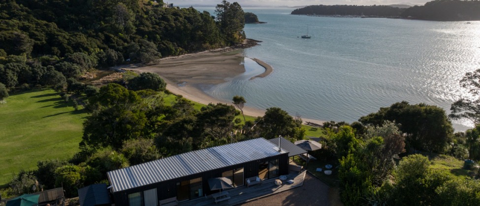 Wharetana Bay Villa | Logo | Waiheke.co.nz